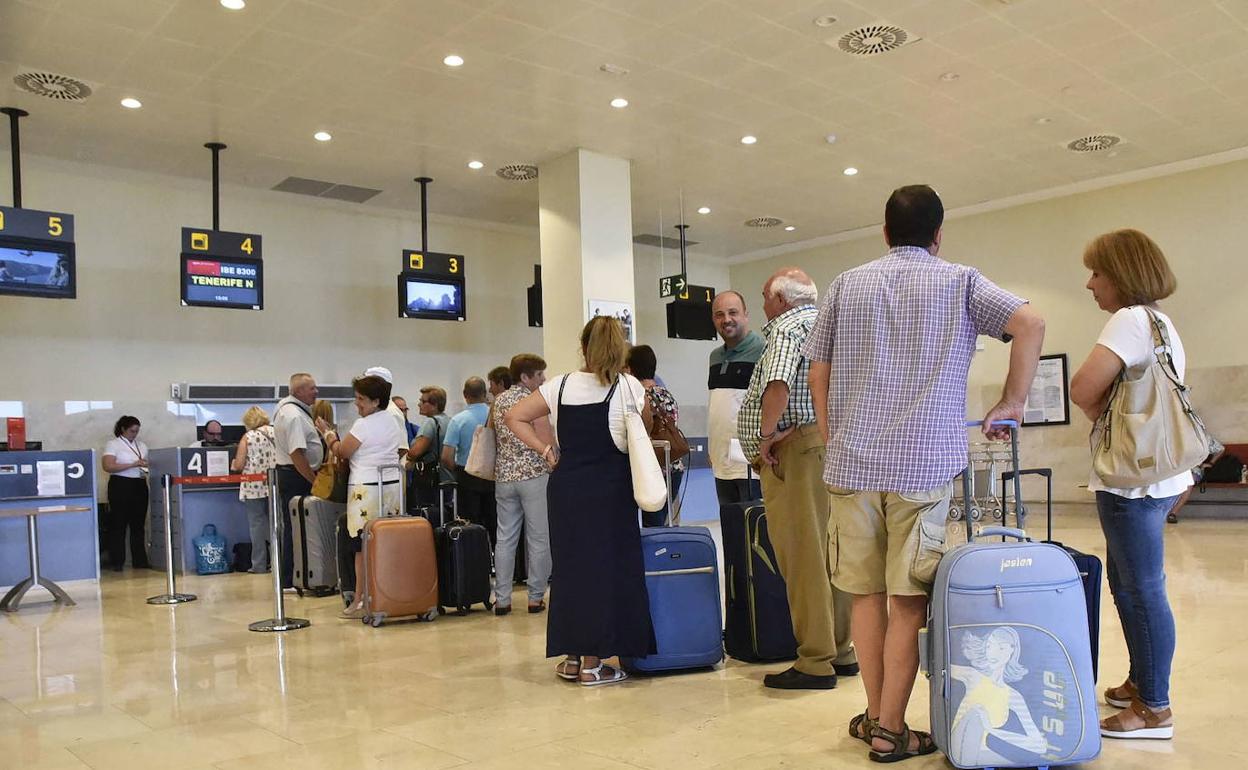 El Aeropuerto De Badajoz Gana Pasajeros En Un A O Pero Sigue